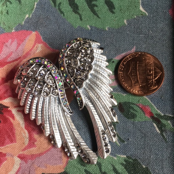 New! Angel Wings Iridescent Brooch - Picture 3 of 7